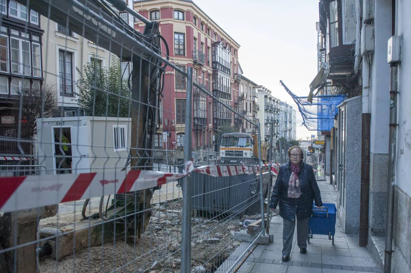 La calle de Lope de Vega, abierta en canal desde hace días, muestra descaradamente a los vecinos su estructura interior. Sus canalizaciones, sus tuberías, el agua del saneamiento que corre calle abajo (y que huele bastante mal) y los viejos adoquines de esta tradicional calle, desde cuyo alto hay una imagen mil veces fotografiada de la bahía.