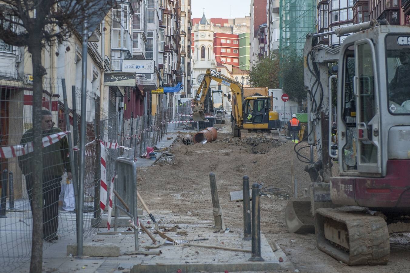 La calle de Lope de Vega, abierta en canal desde hace días, muestra descaradamente a los vecinos su estructura interior. Sus canalizaciones, sus tuberías, el agua del saneamiento que corre calle abajo (y que huele bastante mal) y los viejos adoquines de esta tradicional calle, desde cuyo alto hay una imagen mil veces fotografiada de la bahía.