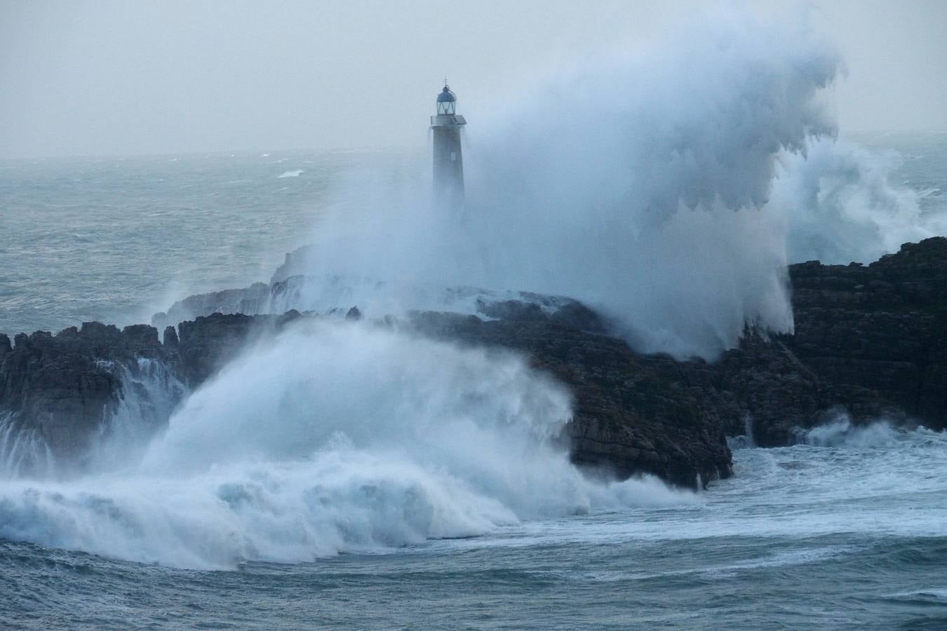 La borrasca 'Bruno' ha llegado esta noche a Cantabria con vientos de más de 100 km/hora y olas que han superado los 10 metros.