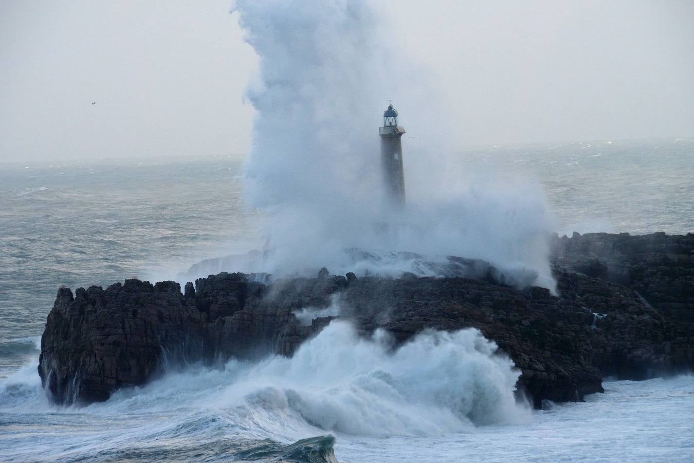 La borrasca 'Bruno' ha llegado esta noche a Cantabria con vientos de más de 100 km/hora y olas que han superado los 10 metros.