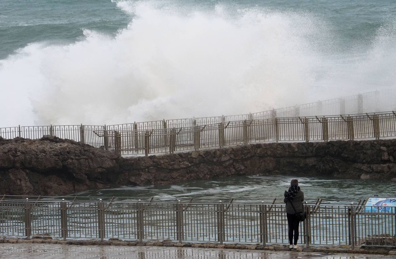 La borrasca 'Bruno' ha llegado esta noche a Cantabria con vientos de más de 100 km/hora y olas que han superado los 10 metros.