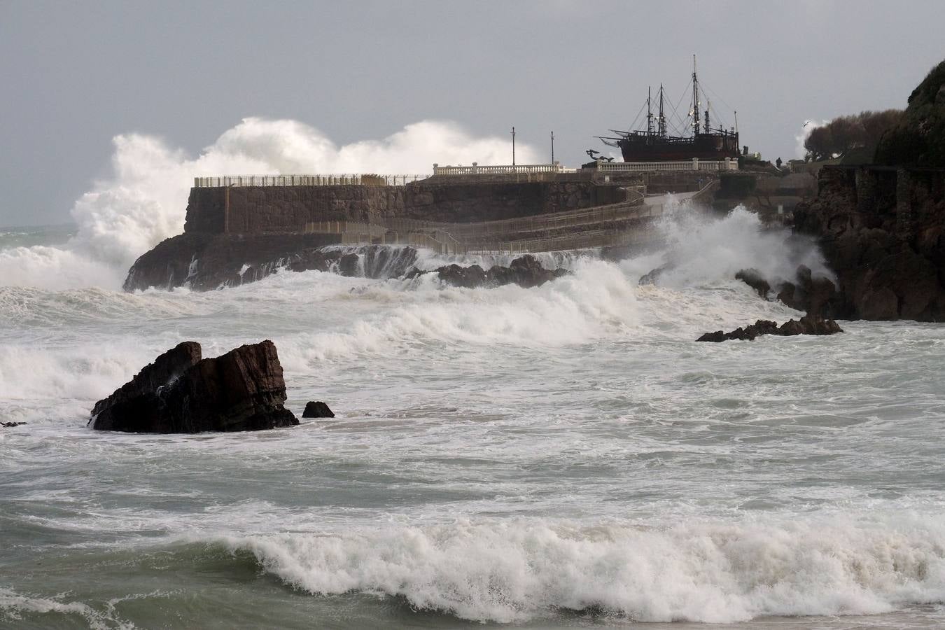 La borrasca 'Bruno' ha llegado esta noche a Cantabria con vientos de más de 100 km/hora y olas que han superado los 10 metros.