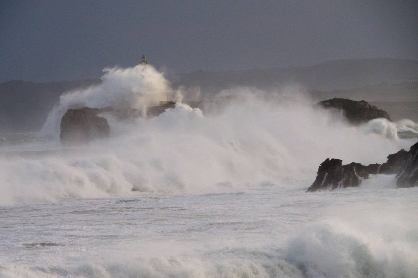 La borrasca 'Bruno' ha llegado esta noche a Cantabria con vientos de más de 100 km/hora y olas que han superado los 10 metros.