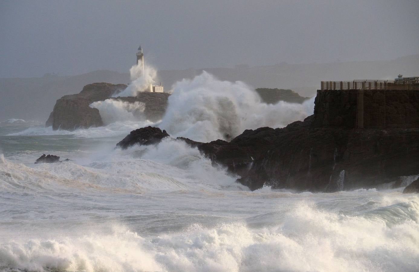 La borrasca 'Bruno' ha llegado esta noche a Cantabria con vientos de más de 100 km/hora y olas que han superado los 10 metros.