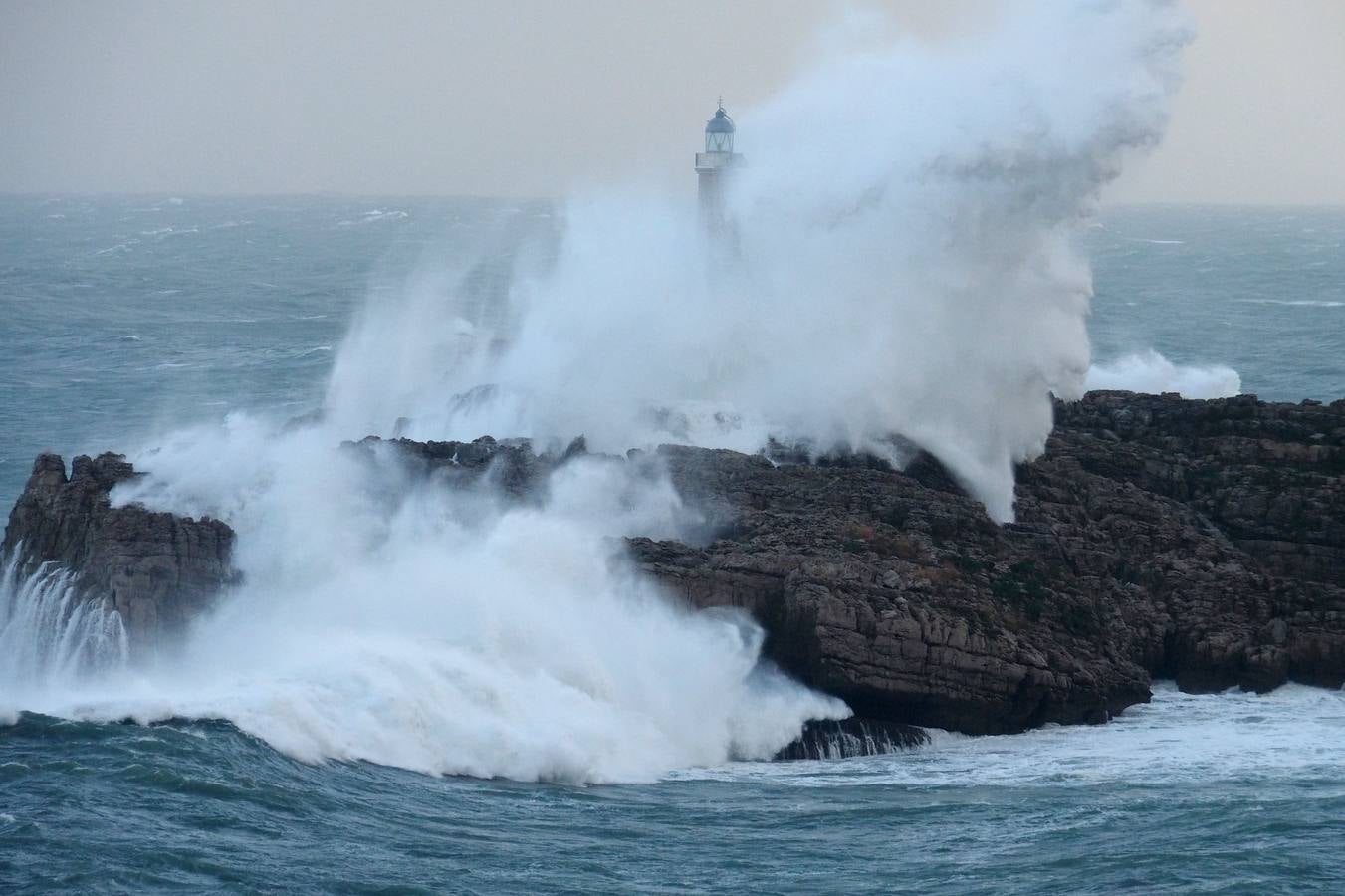 La borrasca 'Bruno' ha llegado esta noche a Cantabria con vientos de más de 100 km/hora y olas que han superado los 10 metros.