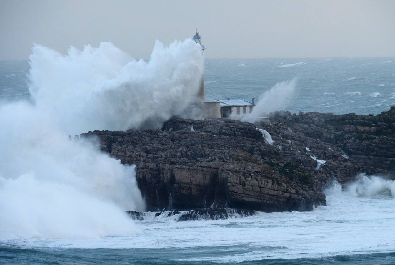 La borrasca 'Bruno' ha llegado esta noche a Cantabria con vientos de más de 100 km/hora y olas que han superado los 10 metros.