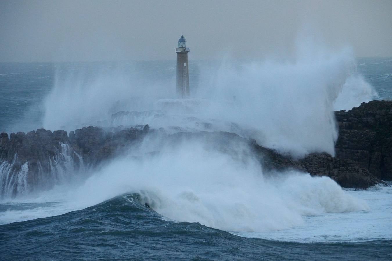 La borrasca 'Bruno' ha llegado esta noche a Cantabria con vientos de más de 100 km/hora y olas que han superado los 10 metros.