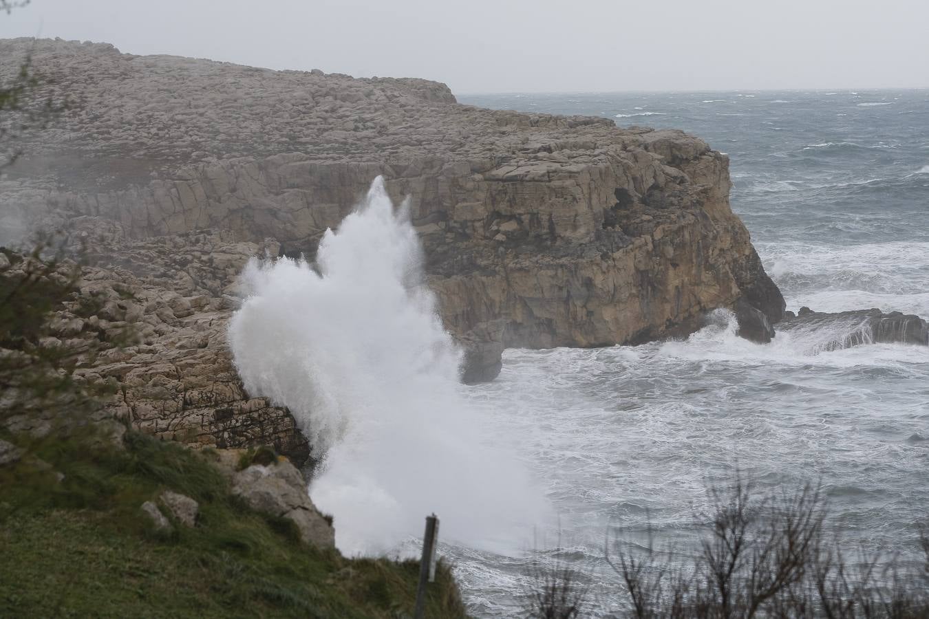 La borrasca 'Bruno' ha llegado esta noche a Cantabria con vientos de más de 100 km/hora y olas que han superado los 10 metros.