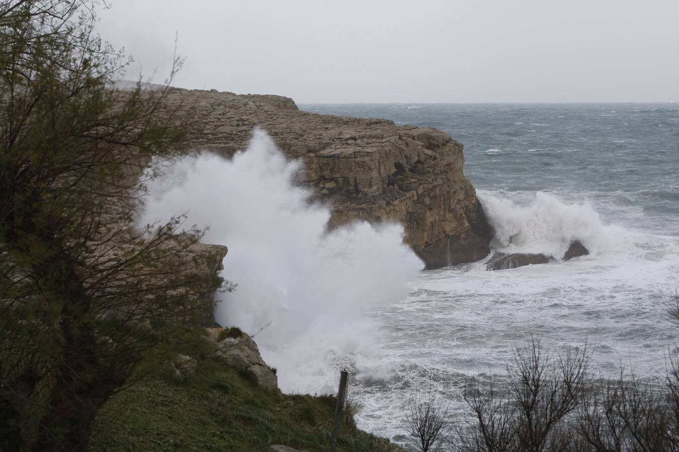 Imagen. Imágenes de grandes olas en distintos puntos de la costa cántabra.