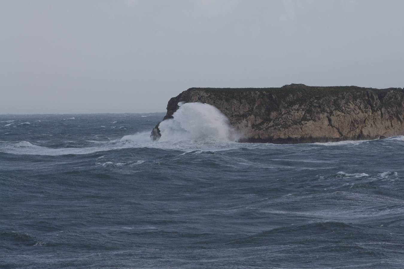 La borrasca 'Bruno' ha llegado esta noche a Cantabria con vientos de más de 100 km/hora y olas que han superado los 10 metros.