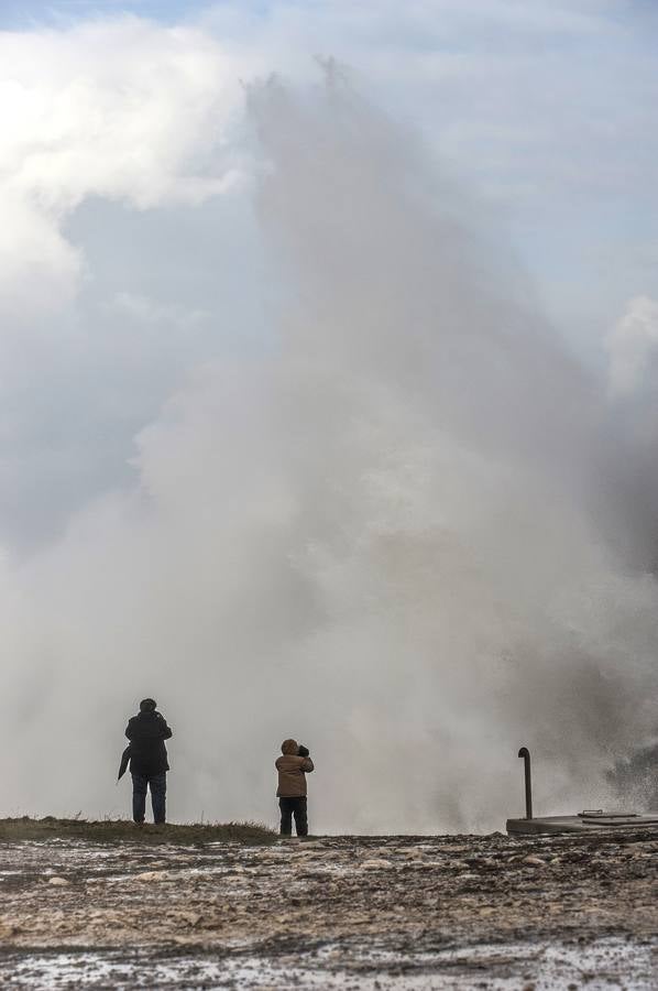 La borrasca 'Bruno' ha llegado esta noche a Cantabria con vientos de más de 100 km/hora y olas que han superado los 10 metros.