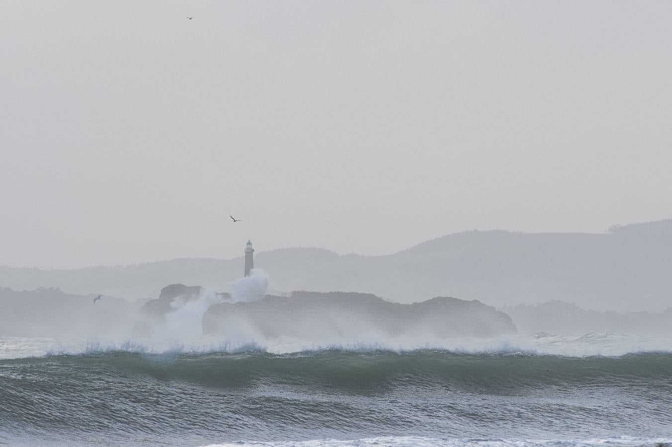 La borrasca 'Bruno' ha llegado esta noche a Cantabria con vientos de más de 100 km/hora y olas que han superado los 10 metros.