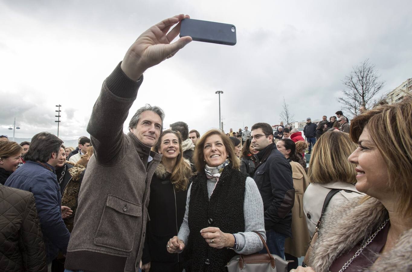 Íñigo de la Serna se hace un selfie con varias simpatizantes populares durante el acto de presentación de apoyo a María José Saenz de Buruaga. Era el mes de marzo. Más de 400 personas acudieron al acto. Poco después la ruptura del PP cántabro sería un hecho. 