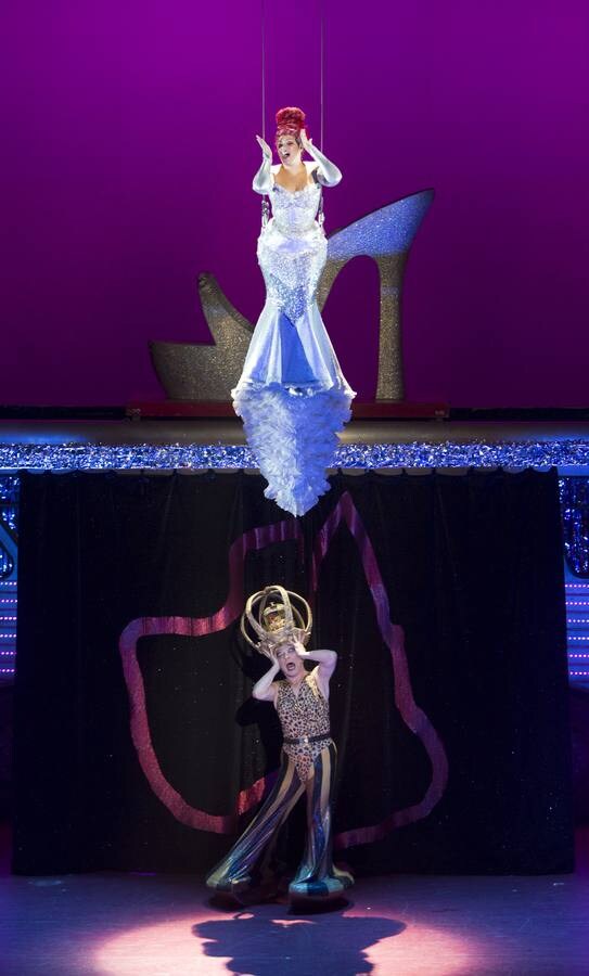 Pelucas y plataformas comparten protagonismo en este montaje con unas canciones emblemáticas, en una propuesta repleta de «color y emociones». Priscilla ocupó el Palacio de Festivales en Santander en el mes de marzo.