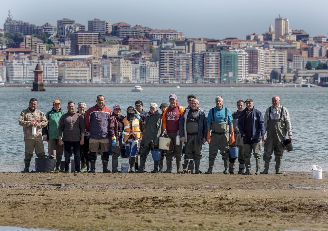 Los mariscadores posan en el que es su área de trabajo; la bahía de Santander