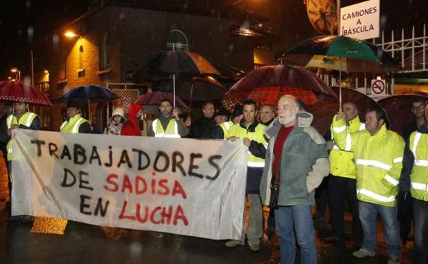 Trabajadores de Sadisa comienzan una huelga indefinida por el cambio en la contrata del traslado de piedra en Solvay