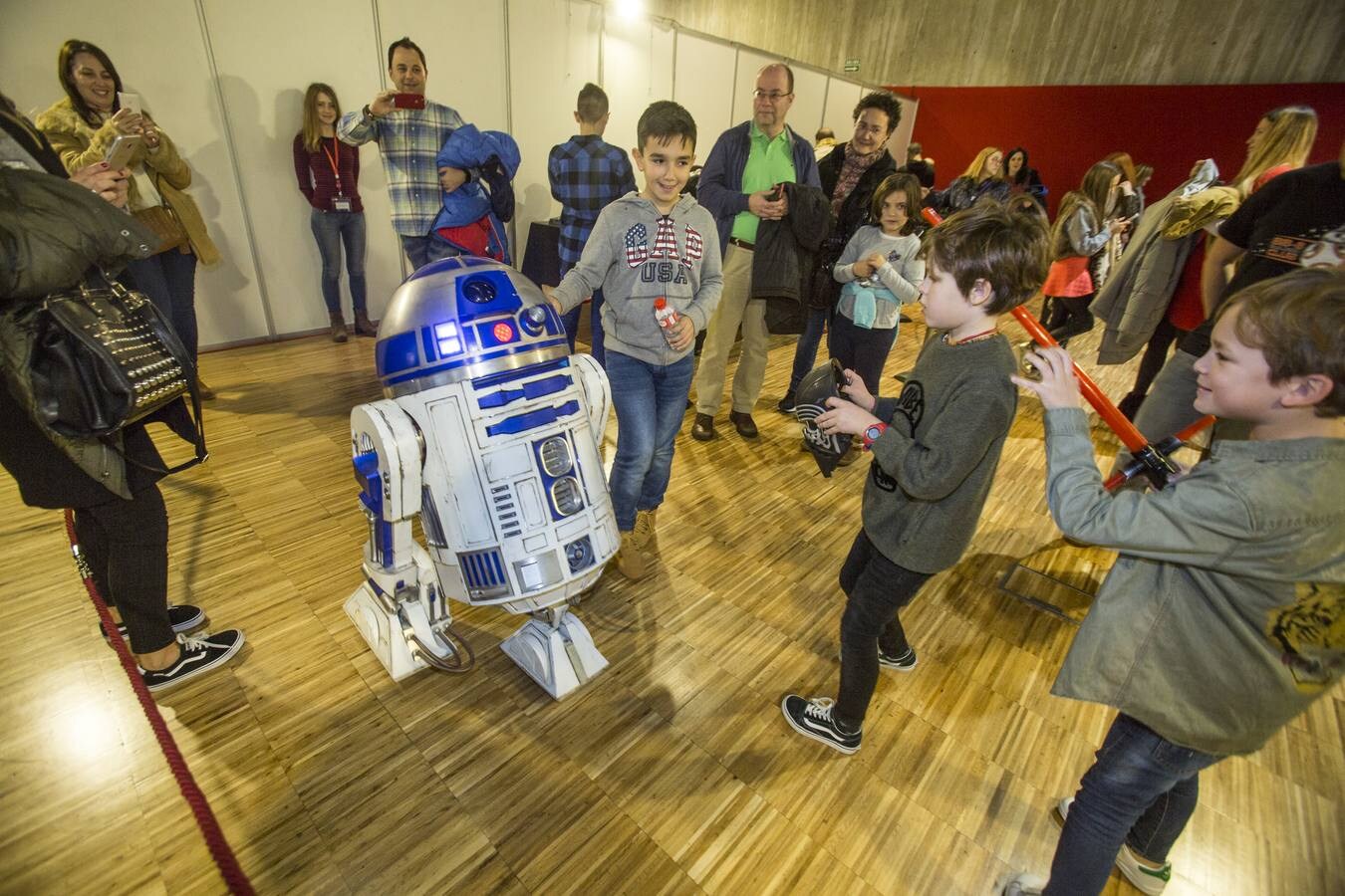 Familias completas aprovechan el tiempo libre acercándose a la muestra sobre Star Wars del Palacio de Exposiciones