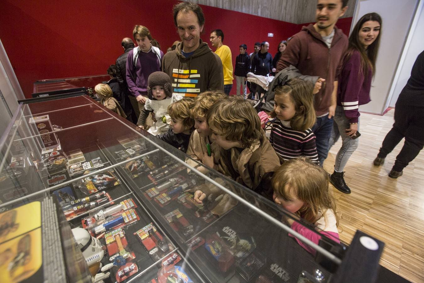 Familias completas aprovechan el tiempo libre acercándose a la muestra sobre Star Wars del Palacio de Exposiciones
