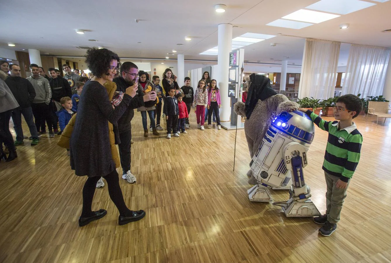 Familias completas aprovechan el tiempo libre acercándose a la muestra sobre Star Wars del Palacio de Exposiciones