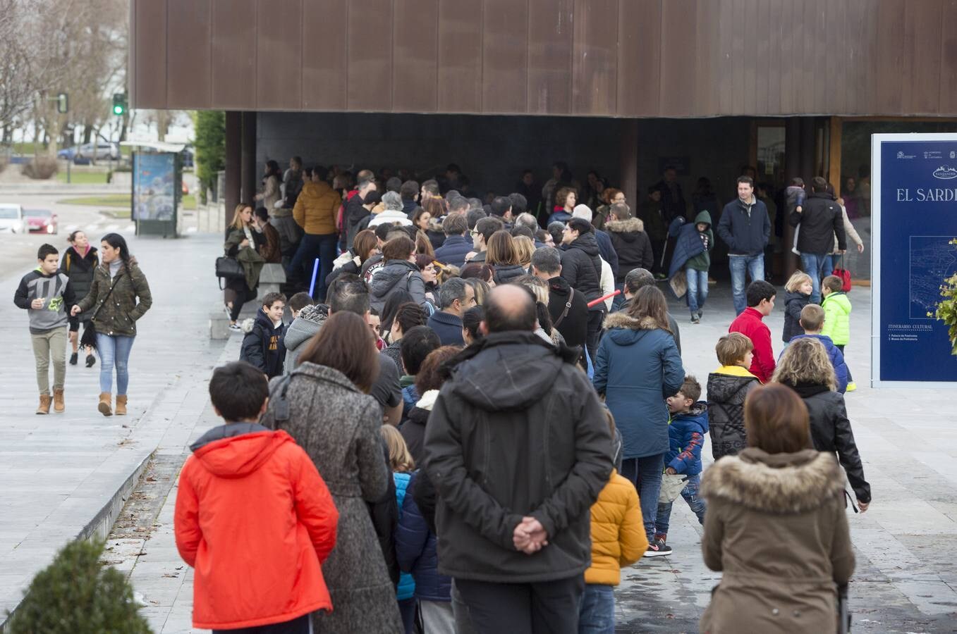 Familias completas aprovechan el tiempo libre acercándose a la muestra sobre Star Wars del Palacio de Exposiciones