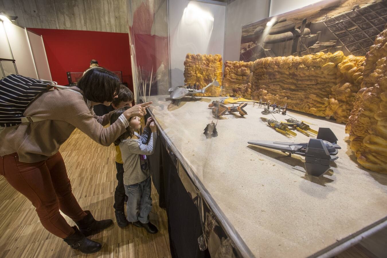 Familias completas aprovechan el tiempo libre acercándose a la muestra sobre Star Wars del Palacio de Exposiciones