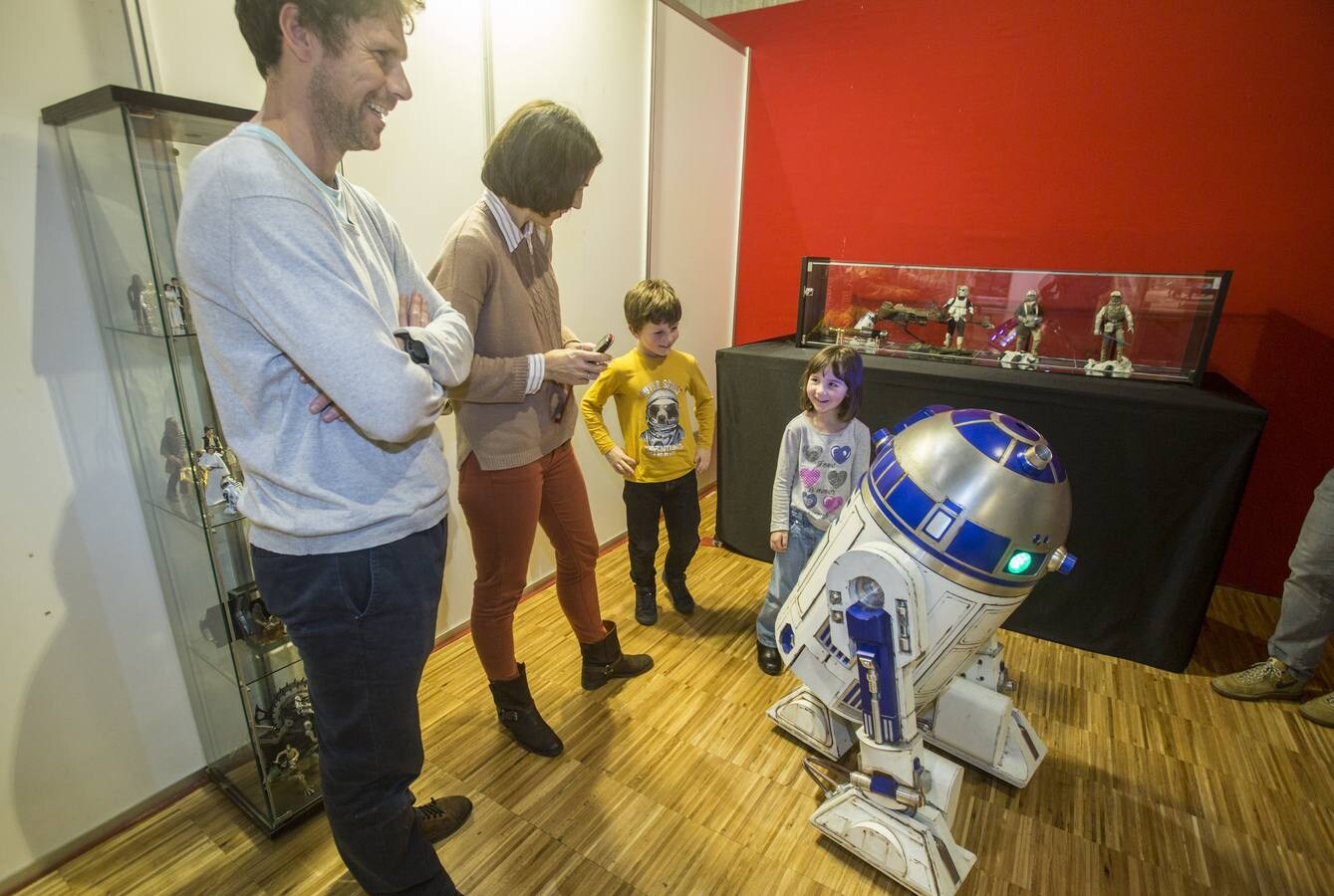Familias completas aprovechan el tiempo libre acercándose a la muestra sobre Star Wars del Palacio de Exposiciones