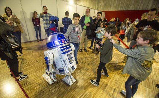 Niños y grandes, fans de Star Wars en todo caso, disfrutaron de lo lindo con la presencia de R2-D2 en la exposición