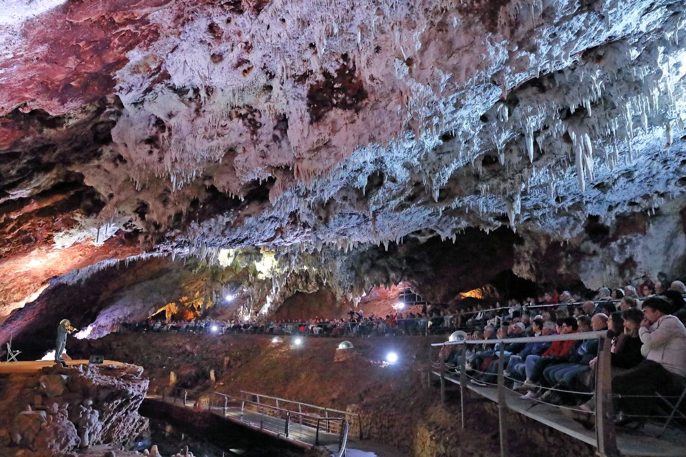 El violinista armenio ofreció un concierto en un espacio único: el interior de la Cueva de El Soplao