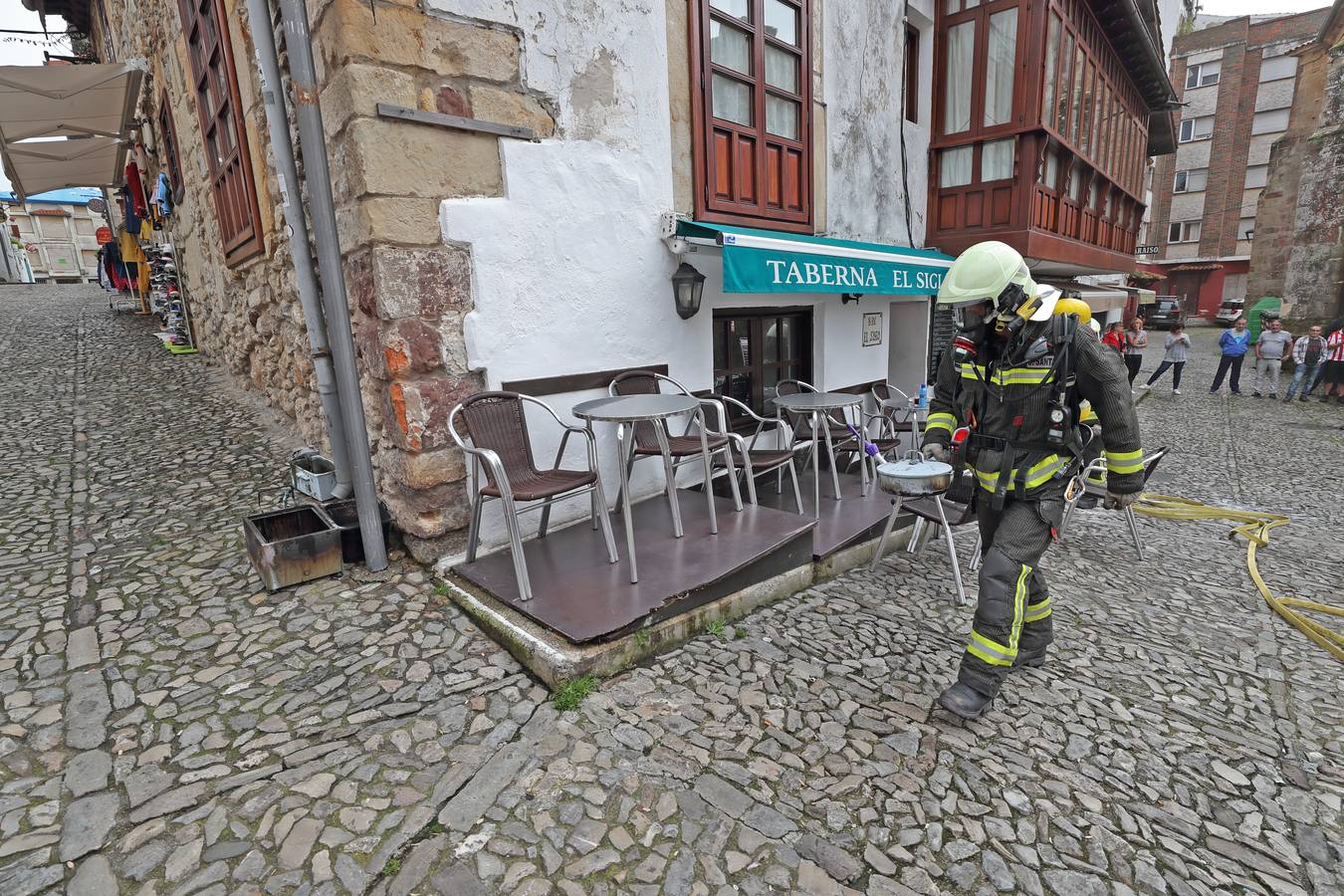 Todo quedó en un susto, después de que una tostadora se prendiese fuego en la cocina de El Siglo, en Comillas. 