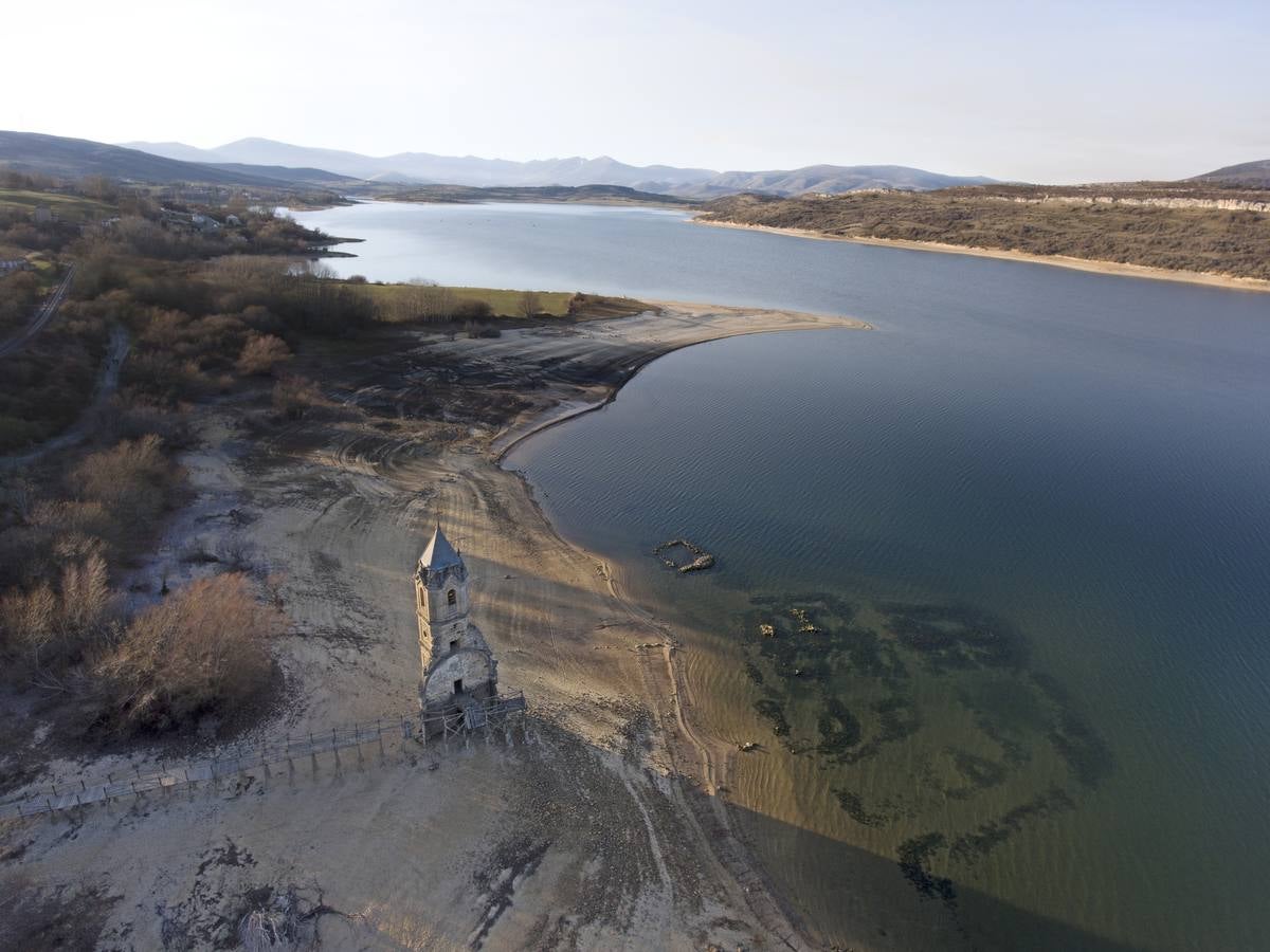 El pantano del Ebro ha sido protagonista mes tras mes. Los bajos niveles de agua acumulada han tenido en jaque a ciudadanos y autoridades. 