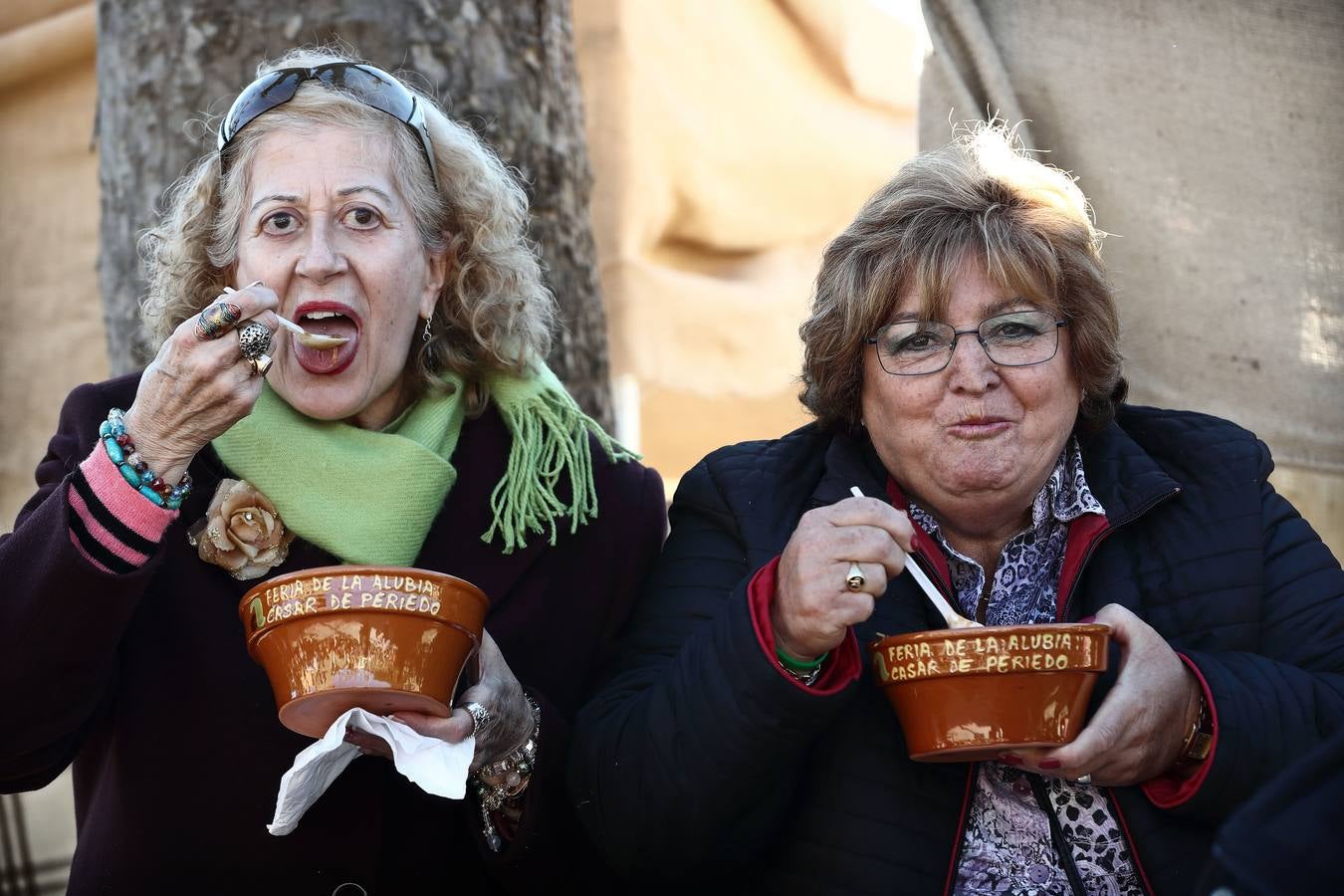 La XIII Feria de la Alubia y la Hortaliza de Casar de Periedo se celebró el domingo, 19 de noviembre, con casi 200 puestos de ventas de productos que, como se puede observar, hicieron las delicias de los asistentes