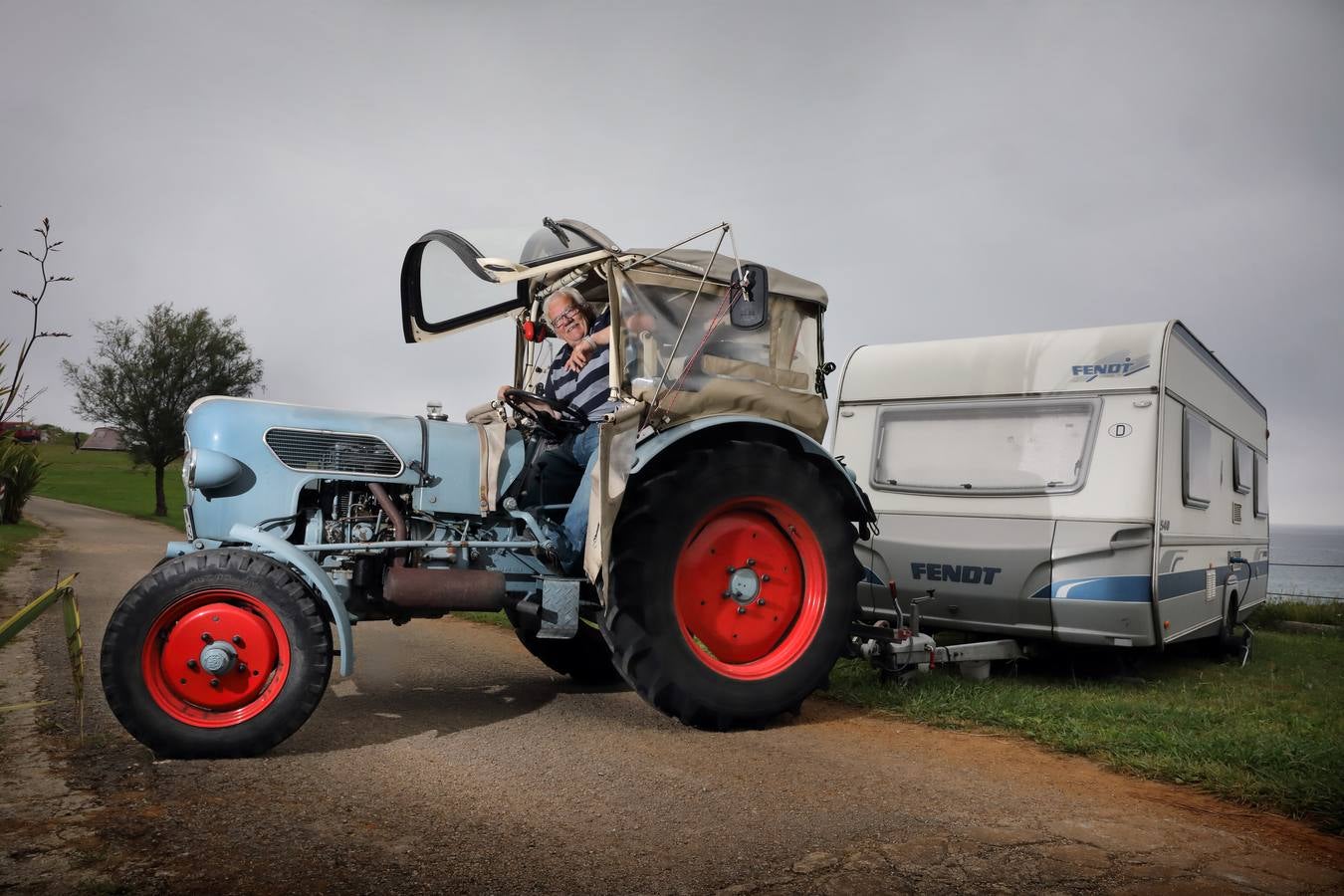 Más de 1.500 kilómetros separan la ciudad alemana de Colonia de Comillas. Los que recorrió el alemán Gunther Bornefeld con su tractor y su caravana. 