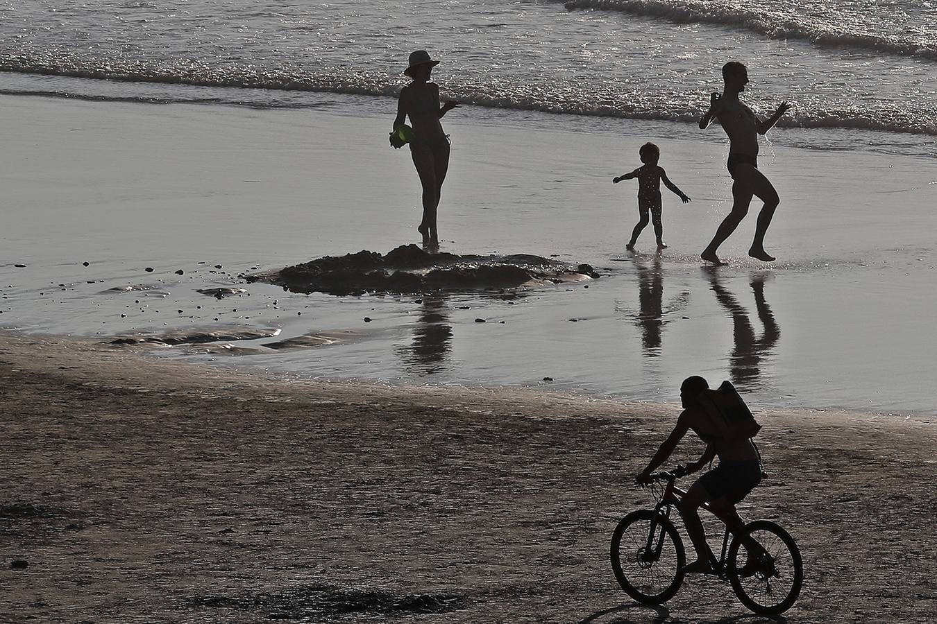 Parece que el verano queda lejos, pero las fotografías, como esta de la playa de Gerra, nos recuerdan los días soleados. 