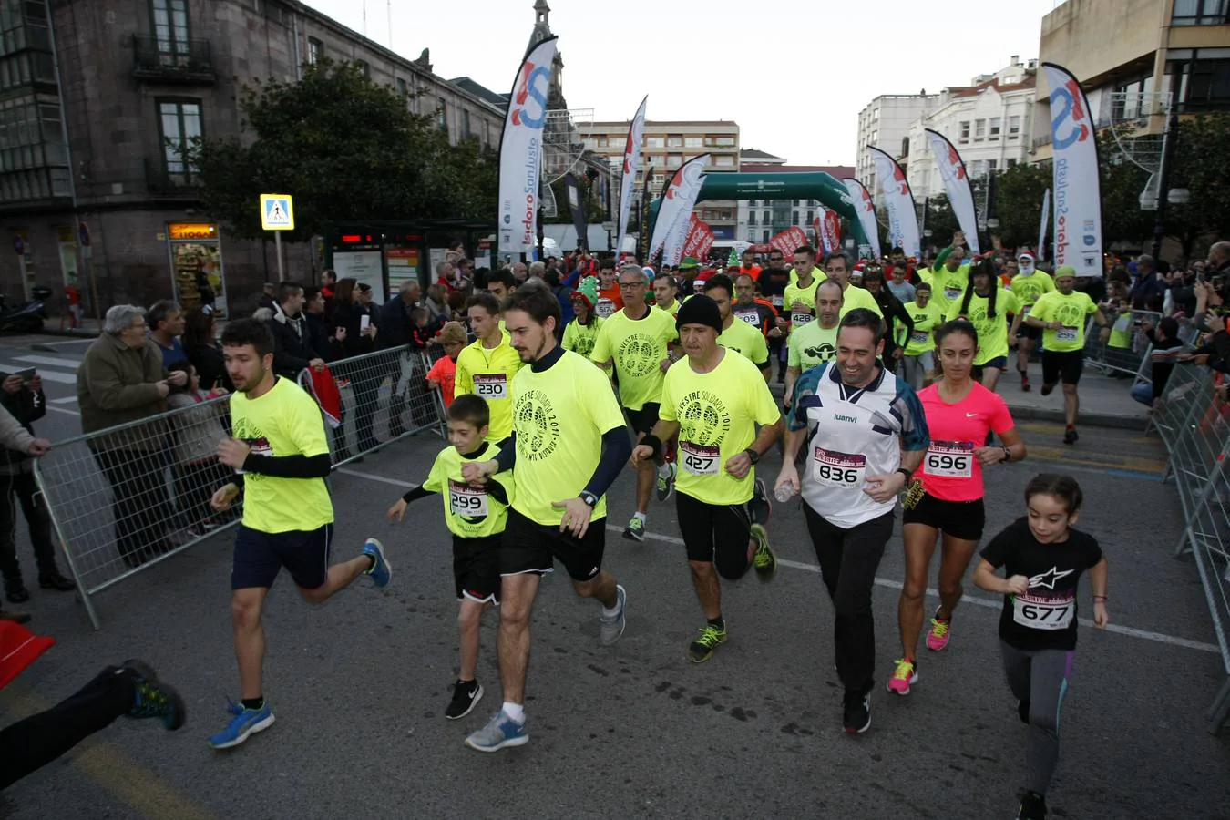 Entre los corredores muchas familias, incluso con carritos de bebe, personas disfrazadas y mucho ambiente festivo. El coste del dorsal era de tres euros tres euros y dos kilos de comida no perecedera.