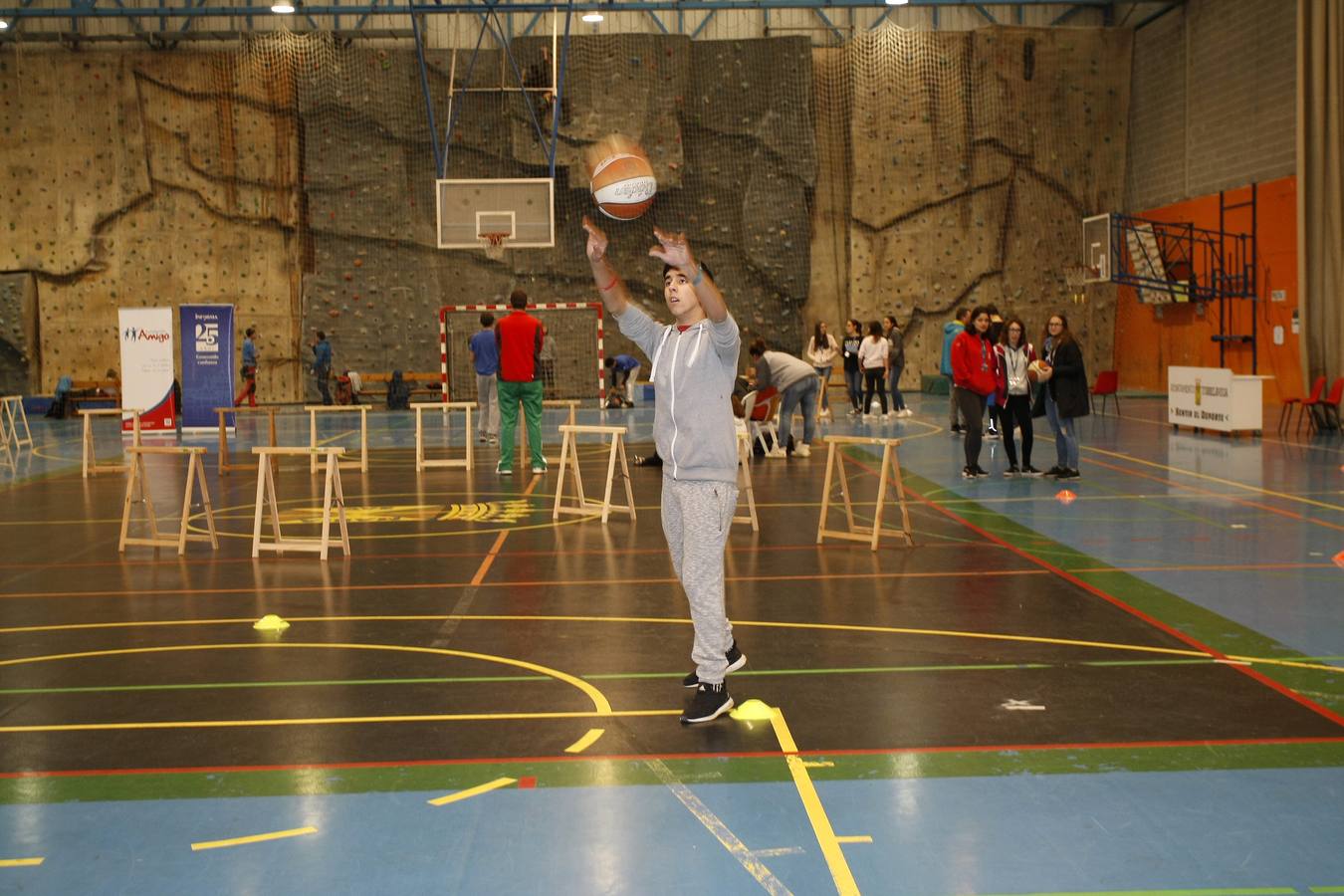 Una fiesta del baloncesto con fines solidarios, organizada por el SOAM y la Casa de los Muchachos de la Fundación Amigó en Torrelavega, con el objetivo de transformar el futuro de cientos de niños y jóvenes en situación de vulnerabilidad en la República Dominicana y Colombia.