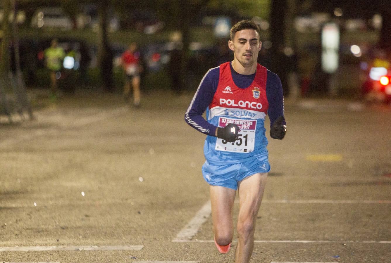 Unos 5.000 atletas se dan cita en una San Silvestre santanderina marcada por el fuerte viento. Diego Cuadrado y Aroa Laguna se imponen en una edición “dura” por las condiciones climatológicas