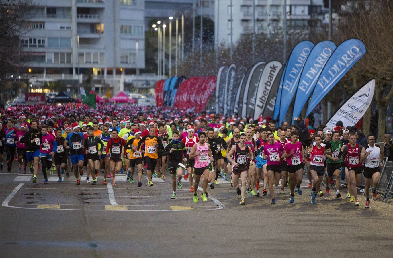 Unos 5.000 atletas se dan cita en una San Silvestre santanderina marcada por el fuerte viento. Diego Cuadrado y Aroa Laguna se imponen en una edición “dura” por las condiciones climatológicas