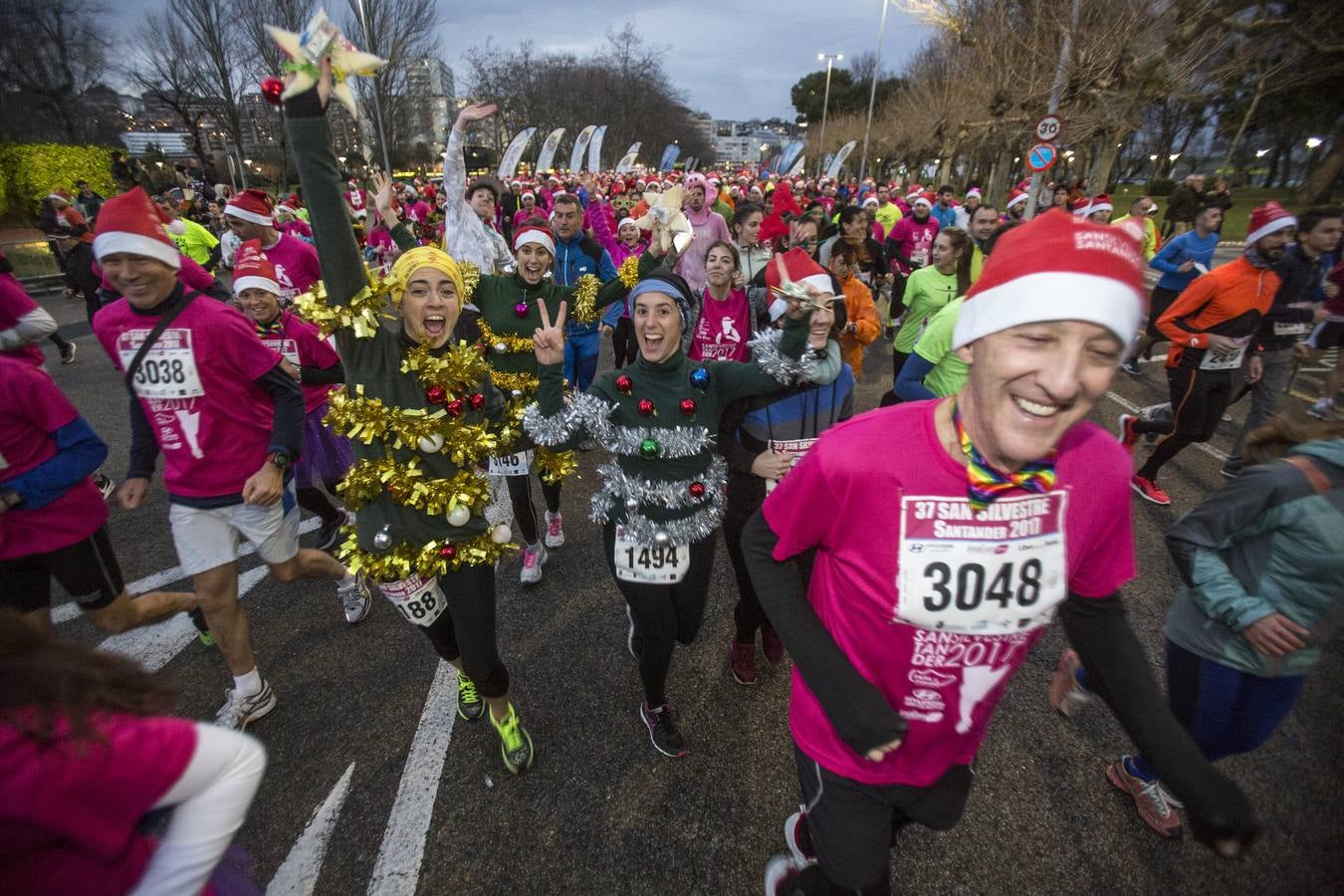 Unos 5.000 atletas se dan cita en una San Silvestre santanderina marcada por el fuerte viento. Diego Cuadrado y Aroa Laguna se imponen en una edición “dura” por las condiciones climatológicas