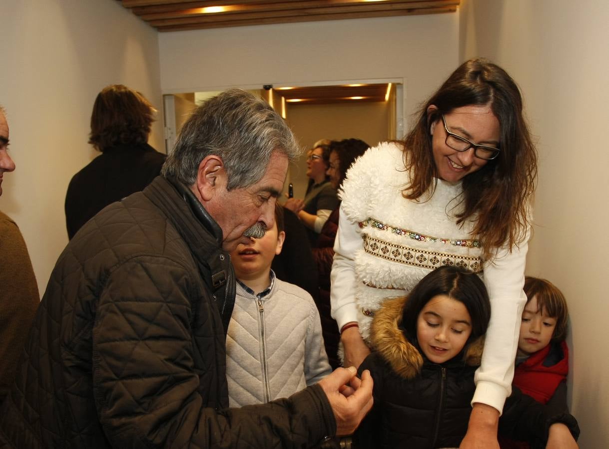 La rehabilitación de la Casona se ha hecho desde el respeto a la arquitectura y el paisaje del emblemático pueblo carmoniego, declarado Bien de Interés Cultural por sus edificaciones singulares. El Palacio de los Díaz-Cosío y Mier, más conocido como la Casona de Carmona, es uno de los edificios más representativos de la arquitectura del siglo XVIII en Cantabria y luce ahora sus mejores galas tras una inversión cercana a los dos millones de euros.