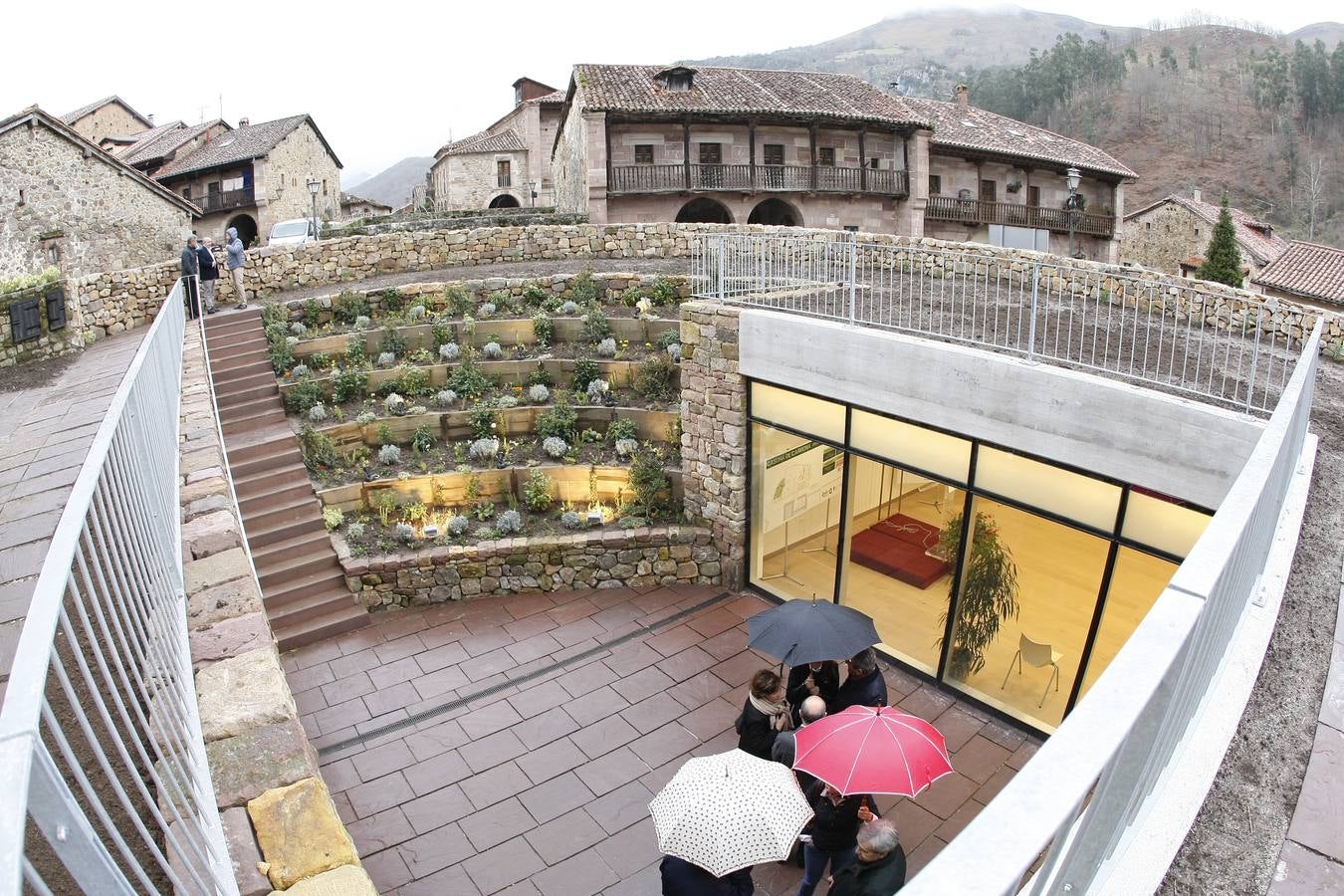 La rehabilitación de la Casona se ha hecho desde el respeto a la arquitectura y el paisaje del emblemático pueblo carmoniego, declarado Bien de Interés Cultural por sus edificaciones singulares. El Palacio de los Díaz-Cosío y Mier, más conocido como la Casona de Carmona, es uno de los edificios más representativos de la arquitectura del siglo XVIII en Cantabria y luce ahora sus mejores galas tras una inversión cercana a los dos millones de euros.