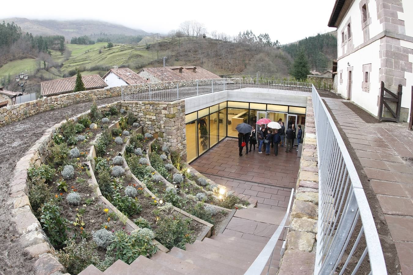 La rehabilitación de la Casona se ha hecho desde el respeto a la arquitectura y el paisaje del emblemático pueblo carmoniego, declarado Bien de Interés Cultural por sus edificaciones singulares. El Palacio de los Díaz-Cosío y Mier, más conocido como la Casona de Carmona, es uno de los edificios más representativos de la arquitectura del siglo XVIII en Cantabria y luce ahora sus mejores galas tras una inversión cercana a los dos millones de euros.