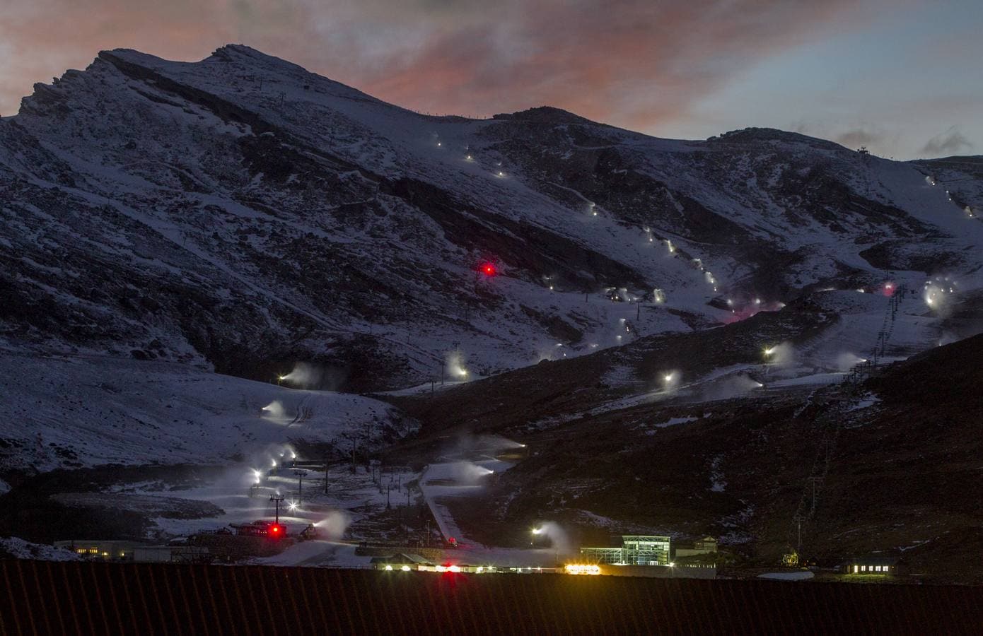 Luces de los cañones de nieve artificial en funcionamiento en Brañavieja, en la estación de esquí de Alto Campoo.