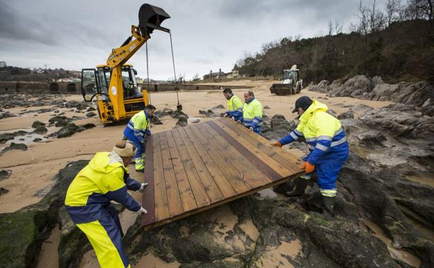 Imagen principal - Arriba los trabajos de reparación en La Magdalena y bajo esta imagen las fuertes mareas en Suances y El Sardinero