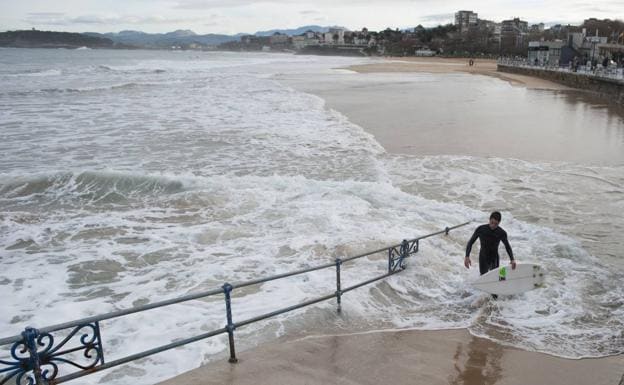 El temporal deja grandes mareas y daños en las playas