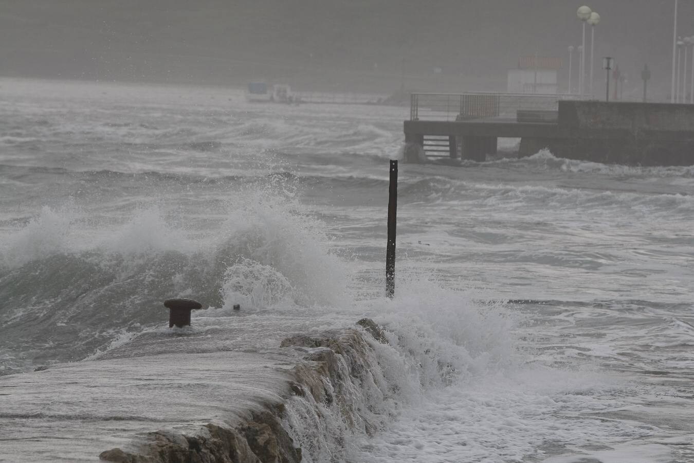 Fuertes olas en Suances