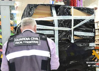 Imagen secundaria 1 - La Guardia Civil confisca 3.274 juguetes peligrosos de bazares chinos