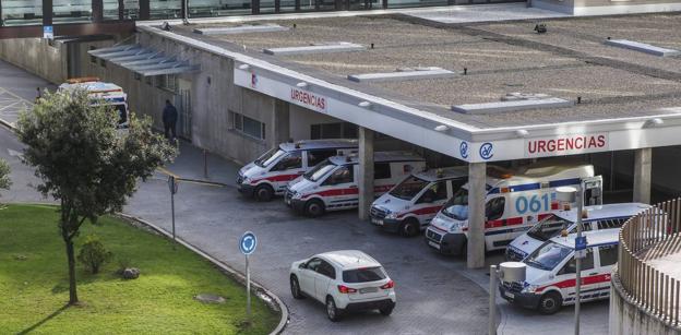 La imagen de la puerta de Urgencias de Valdecilla llena de ambulancias está siendo frecuente en las últimas semanas