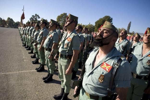 Legionarios de la Brigada Ligera despiden a un contingente en su base de Almería. 