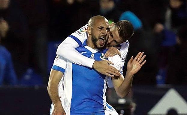 Amrabat celebra su tanto ante el Villarreal. 