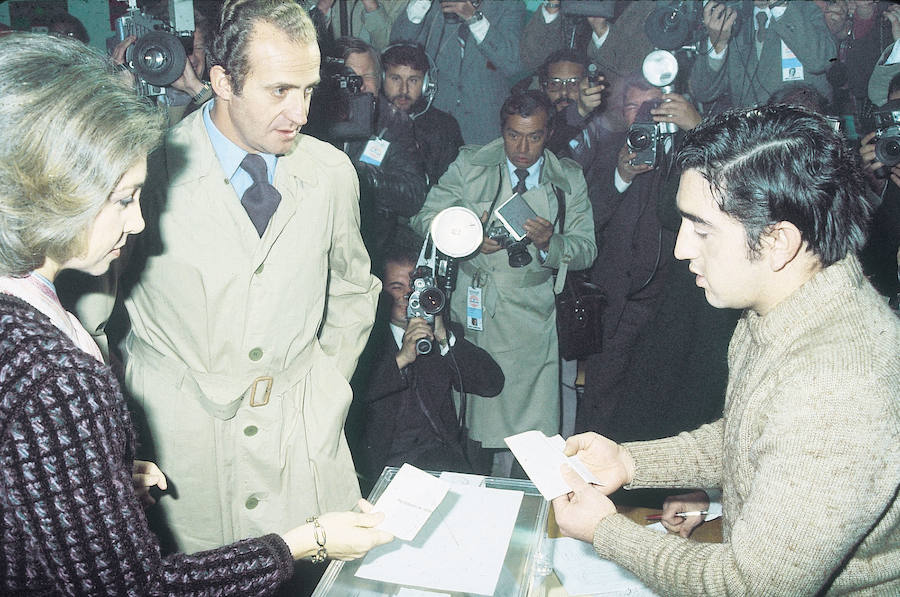 Los Reyes de España depositan su voto en la urna durante el Referendum para la aprobación de la Constitución Española. Año 1978.